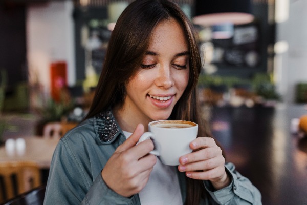 chica tomando café torrado